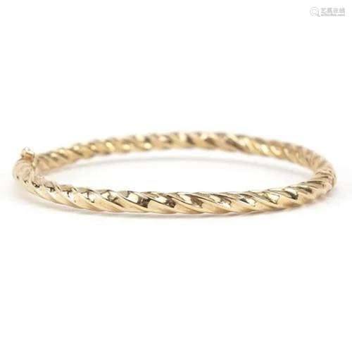 9ct gold hinged bangle, 6.5cm in diameter, 4.5g