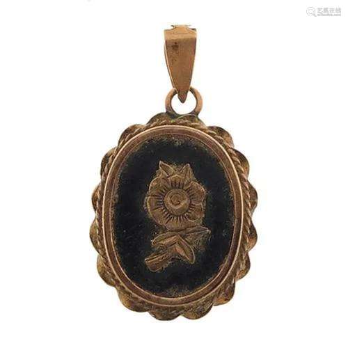 Antique gold and black onyx flower pendant, 2.6cm high, 1.9g