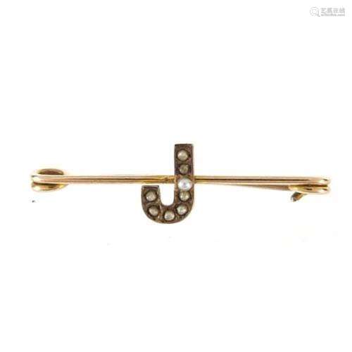 9ct gold and seed pearl initial J bar brooch, 3.5cm wide, 1....