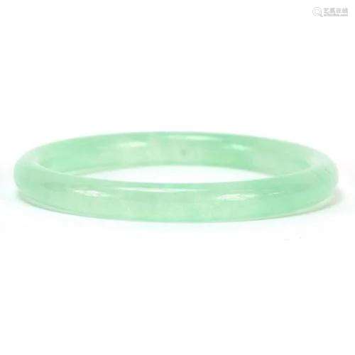 Chinese pale green jade bangle, 7.5cm in diameter, 27.0g