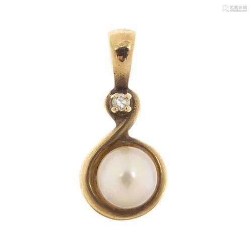 9ct gold cultured pearl and diamond pendant, 1.7cm high, 0.8...