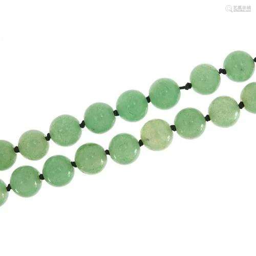 Chinese green jade bead necklace, 90cm in length, 157.0g