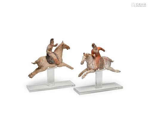 A PAIR OF PAINTED POTTERY FIGURES OF POLO PLAYERS Tang Dynas...