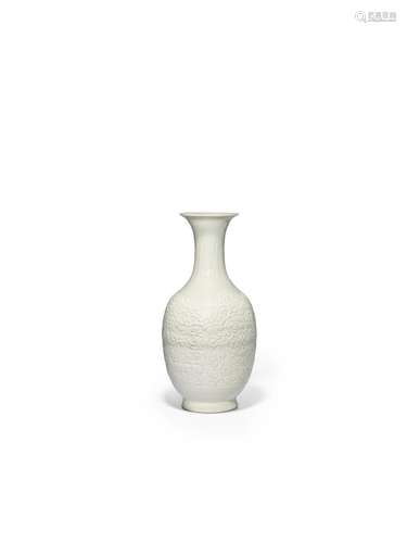 A SOFT-PASTE WHITE-GLAZED LONG NECK VASE 18th/19th century