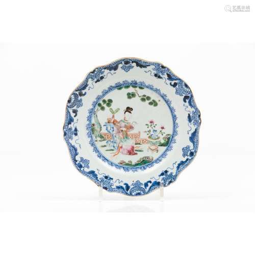 A “Princesinha” scalloped plate