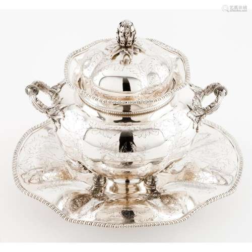 A tureen with platter