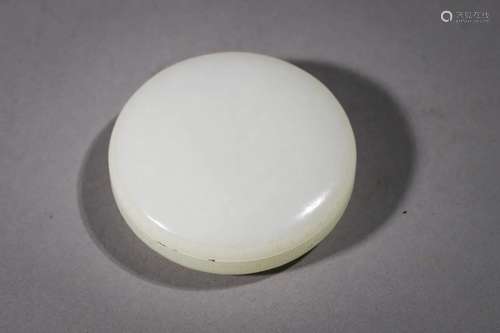 Qing: A white jade Round seal box