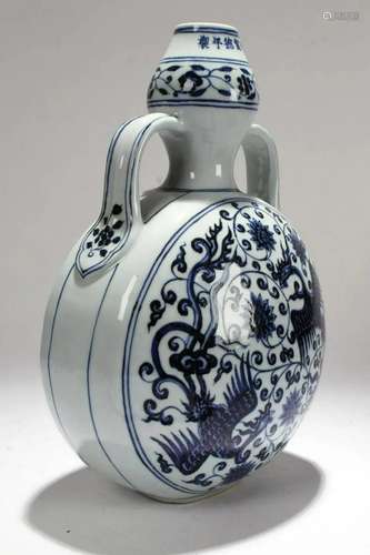 A Chinese Duo-handled Blue and White Estate Porcelain