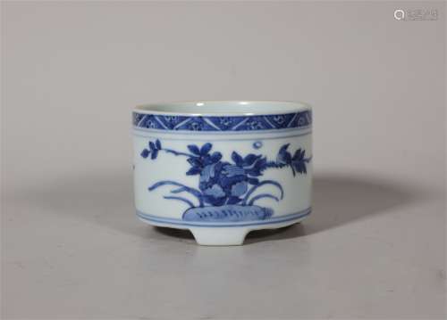 Qing Dynasty Kangxi blue and white flower incense burner