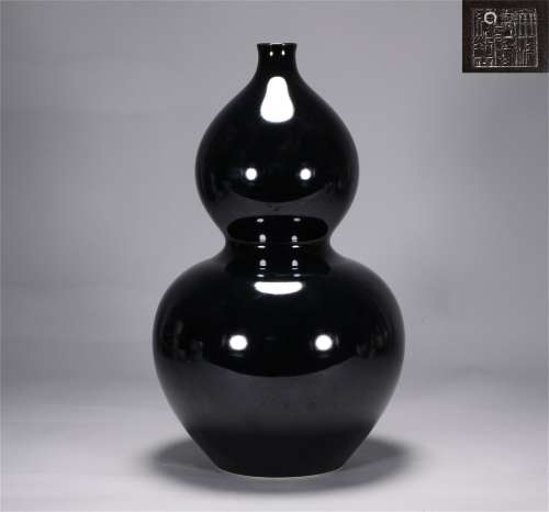 Qing Dynasty Qianlong black gold glazed gourd bottle