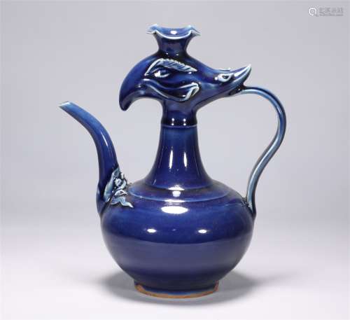 Blue glazed chicken head pot in Yuan Dynasty