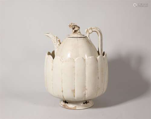 Ding kiln cover pot in Song Dynasty