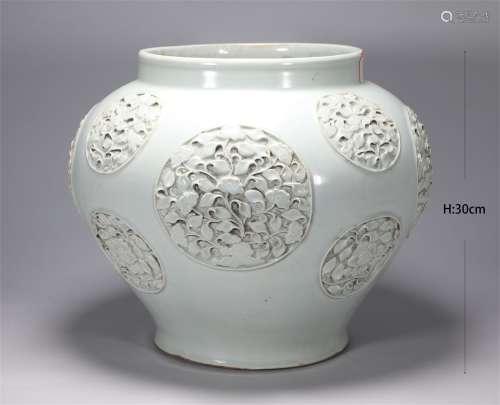 White glaze carved porcelain jars in Yuan Dynasty