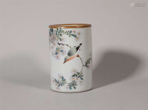 Qianlong pink flower-and-bird penholder in Qing Dynasty