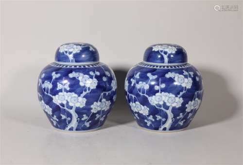 A pair of blue and white iced plum cans in Kangxi in the Qin...