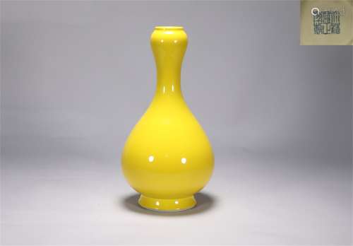 Yongzheng chicken oil yellow glazed garlic bottle in Qing Dy...