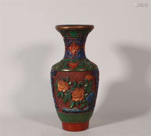 Qianlong carved lacquer bottle in Qing Dynasty