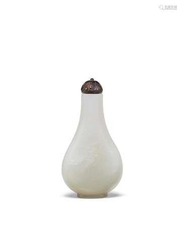 A WHITE JADE SNUFF BOTTLE