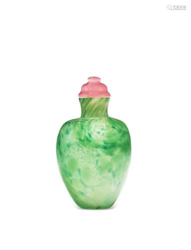 A GREEN AND BLUE SWIRLED-GLASS SNUFF BOTTLE