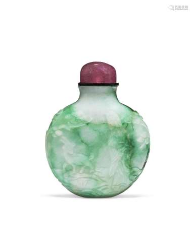 A CARVED EMERALD-GREEN AND WHITE JADEITE SNUFF BOTTLE