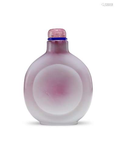 A PINK AND MILKY-WHITE SANDWICHED GLASS SNUFF BOTTLE