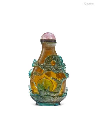 A GREEN OVERLAY CAFÉ-AU-LAIT GLASS SNUFF BOTTLE