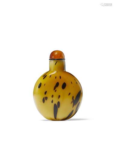 AN IMITATION TORTOISESHELL GLASS SNUFF BOTTLE