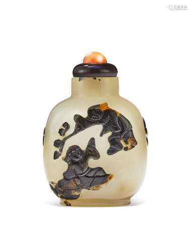 A CARVED CAMEO AGATE SNUFF BOTTLE