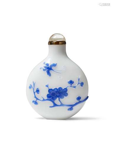 A BLUE-OVERLAY WHITE GLASS SNUFF BOTTLE