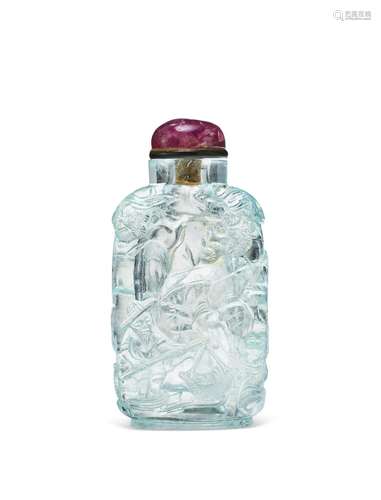 A CARVED AQUAMARINE SNUFF BOTTLE