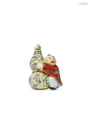 A FAMILLE ROSE FIGURAL PORCELAIN SNUFF BOTTLE