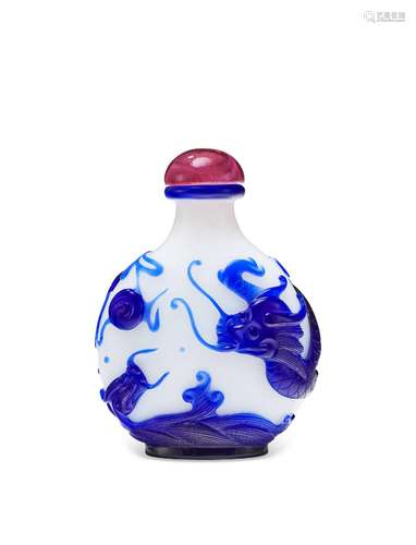 A BLUE-OVERLAY OPAQUE WHITE GLASS SNUFF BOTTLE