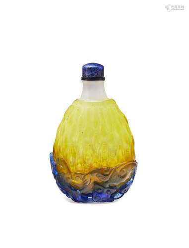 A BLUE AND YELLOW-OVERLAY WHITE GLASS SNUFF BOTTLE