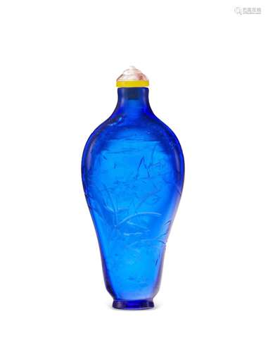 A CARVED DARK-BLUE GLASS SNUFF BOTTLE