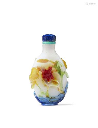 A MULTI-COLOR-OVERLAY OPAQUE WHITE GLASS SNUFF BOTTLE