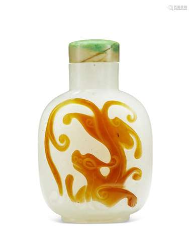 A CARAMEL-BROWN-OVERLAY WHITE GLASS SNUFF BOTTLE