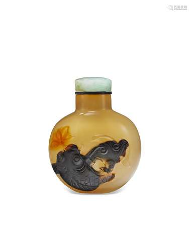 A CARVED CAMEO AGATE SNUFF BOTTLE