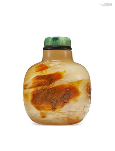 A HONEY-TONE AND PALE-GREY AGATE SNUFF BOTTLE