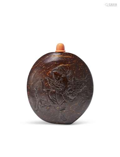 A CARVED COCONUT SHELL SNUFF BOTTLE