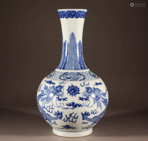 Ming Xuande blue and white dragon pattern celestial bottle