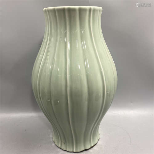 CHINESE CELDON VASE ,MARK AT BASE ,H 30.4CM