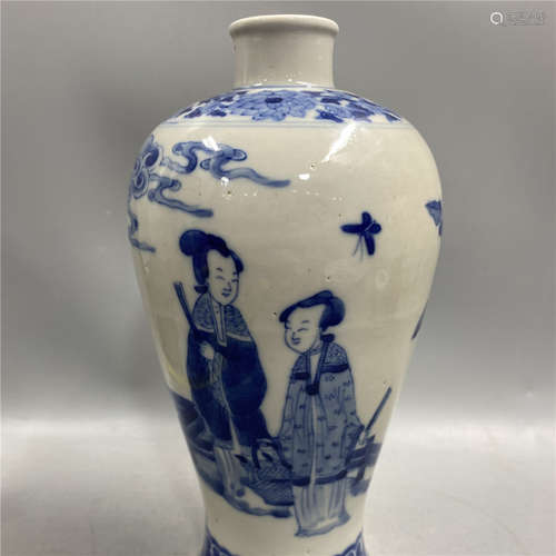 CHINESE BLUE AND WHITE VASE ,DECORATED WITH FIGURES ,H22CM