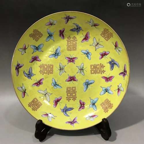 CHINESE FAMILLE ROSE PLATE , HAND PAINTED BUTTERFLY .D 21CM