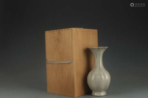 Southern Song Dynasty Guan Kiln Porcelain Bottle , China