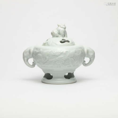 昭和
(1926-1989)  狮钮象耳白瓷香炉