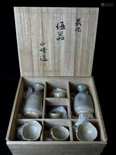 昭和
(1926-1989) 萩烧酒具套组，两壶五杯