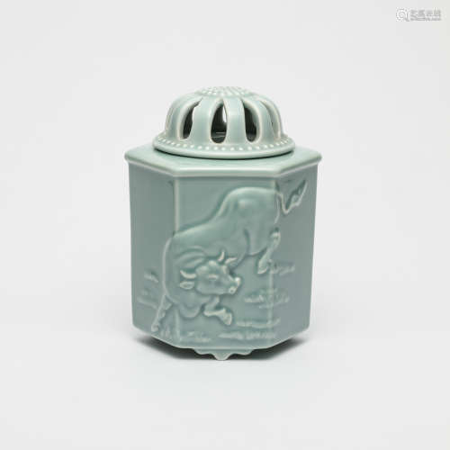 昭和
(1926-1989) 青瓷 六方浅浮雕青牛香炉