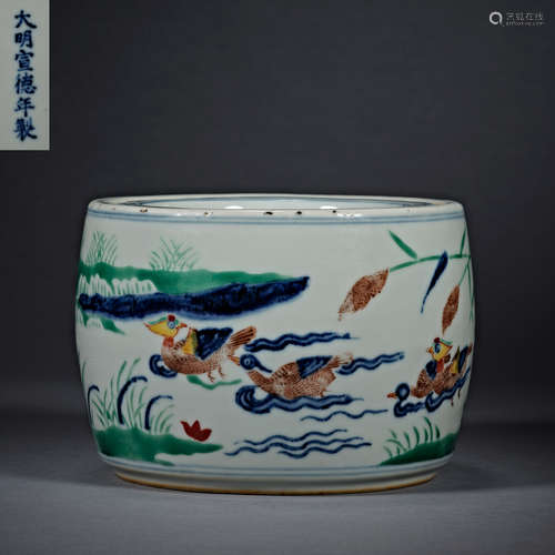 China, Ming  Dynasty Xuande, colorful porcelain, Pot