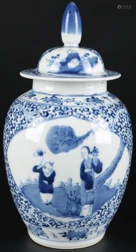 China Famillie Rose lidded vase Qing-Dynasty 19th century, a...