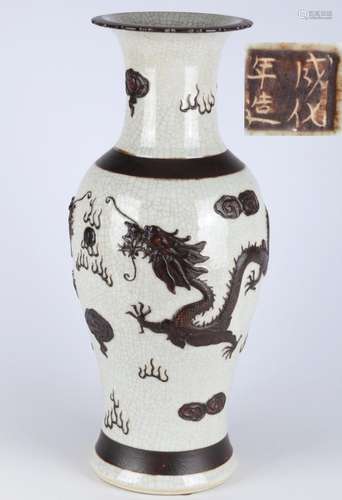 China Qing-Dynasty vase with ming dragon 19th century, Boden...